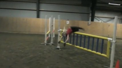 Cette jeune fille saute des obstacles comme un cheval !