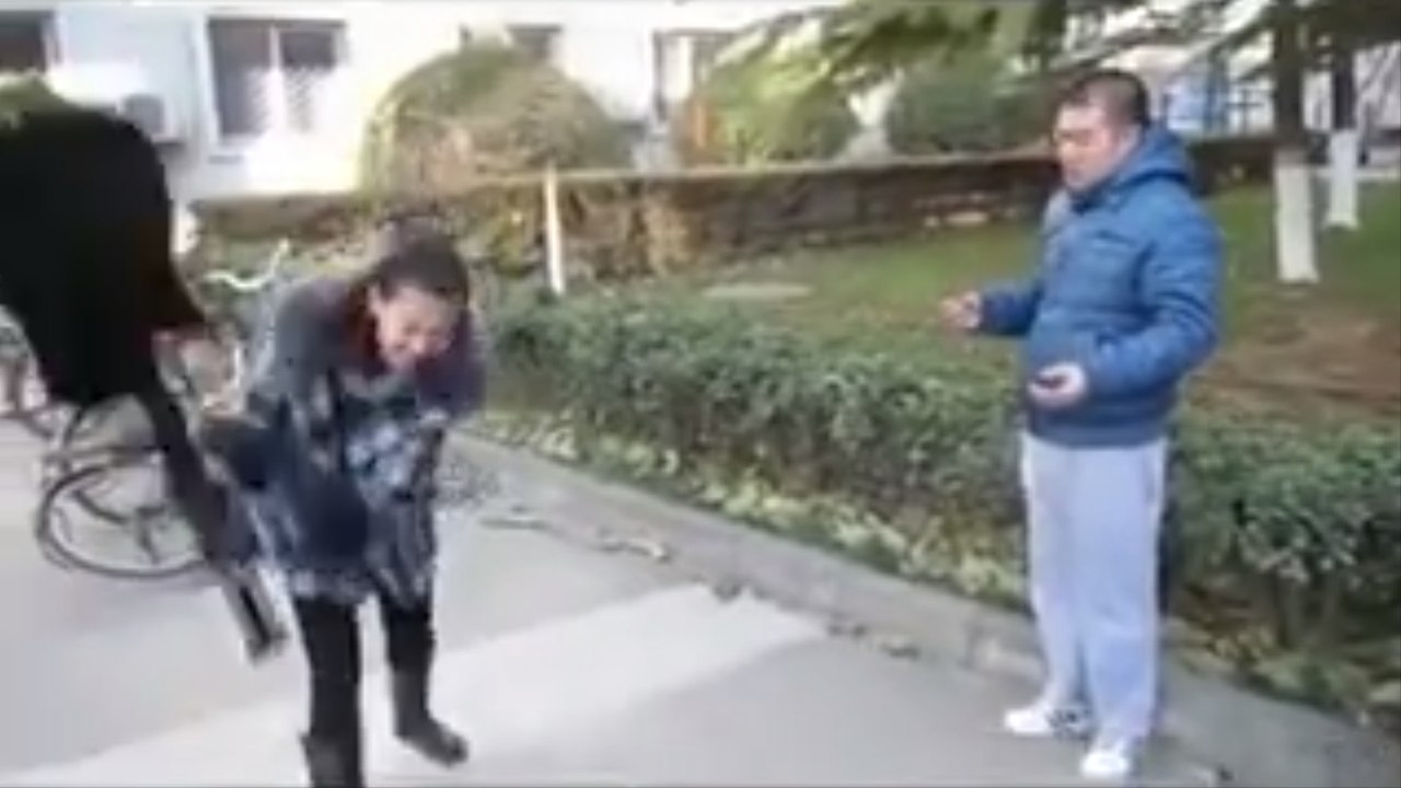 Chine : Un homme chante une chanson à sa belle, elle lui détruit sa guitare