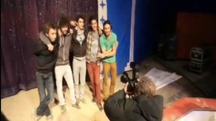 Serge le lama : les images des retrouvailles avec ses cinq ravisseurs