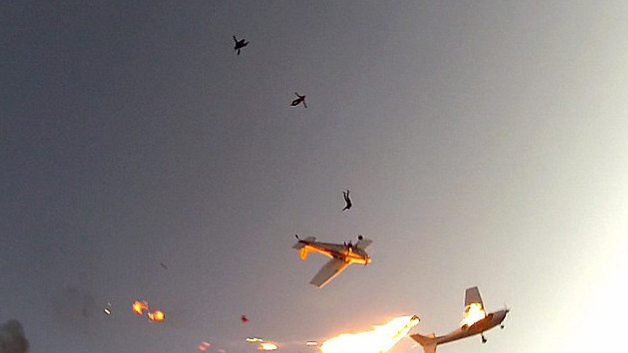 Deux avions transportant des parachutistes entrent en collision et prennent feu