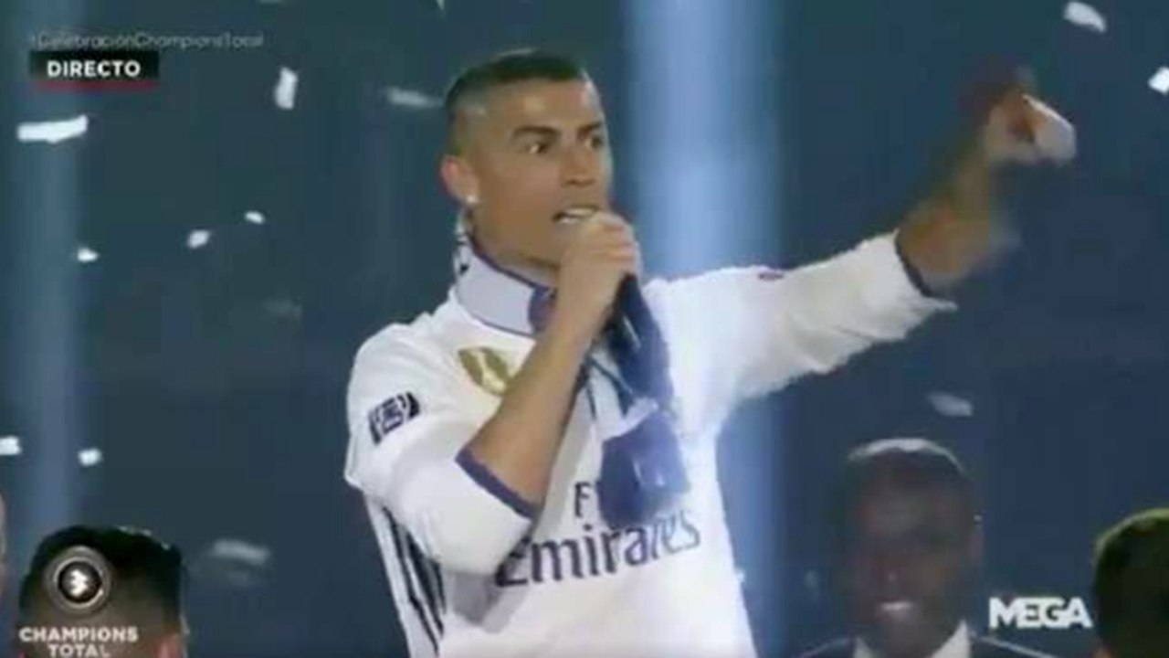 Cristiano Ronaldo célèbre la Ligue des Champions en chantant un hymne à propos... du Ballon d'Or