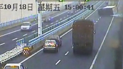 Chine : Un camion effectue un interminable zigzag sur l’autoroute avant de se renverser