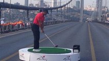 Tiger Woods : Il rallie l'Europe à l'Asie en tirant des balles de golf depuis un pont d'Istanbul