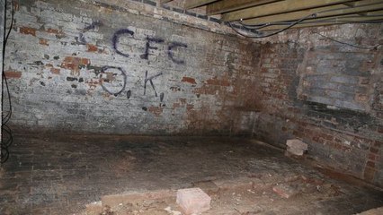 Il découvre des pièces secrètes et étranges en-dessous de son appartement