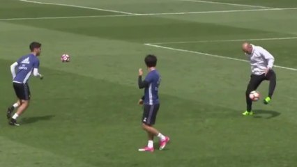 Quand Zidane régale à l'entraînement du Real Madrid... Toujours le même toucher de balle !