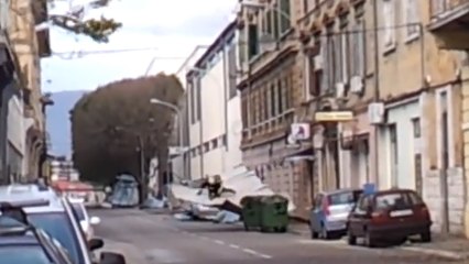 Un pompier fait du tapis volant assis sur une tôle