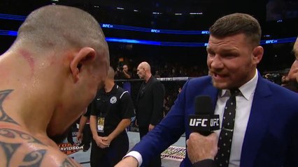 Michael Bisping déchaîné dans l'octogone après le combat entre Whittaker et Romero
