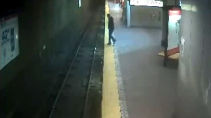 Une femme fait une crise de somnambulisme et tombe sur les rails du métro