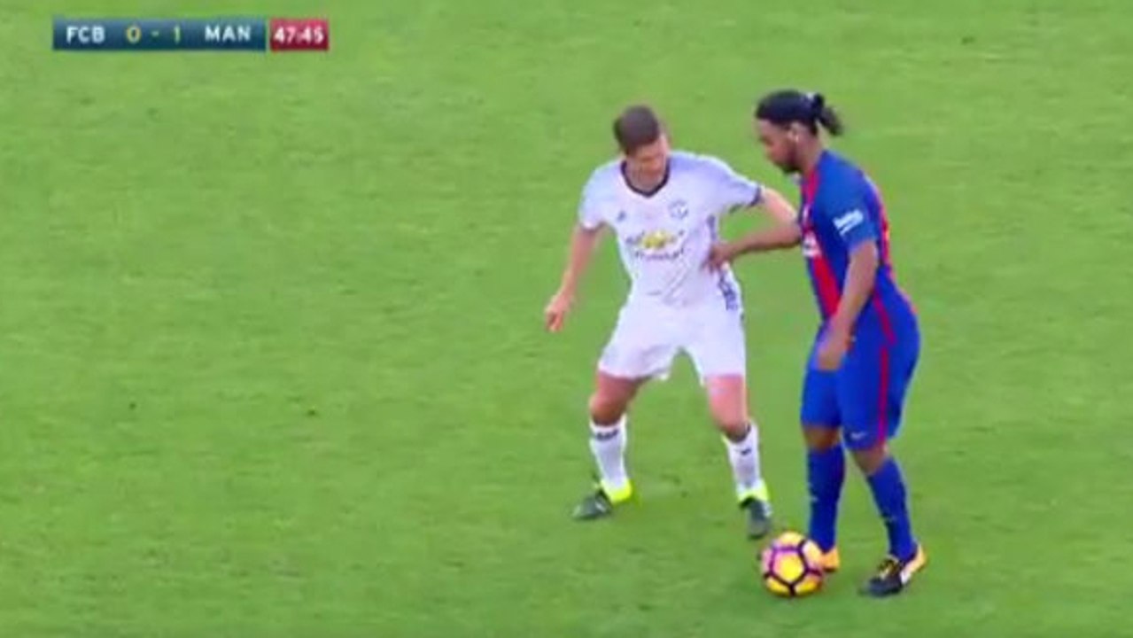 Ronaldinho met un énorme petit pont lors d'un match de légendes