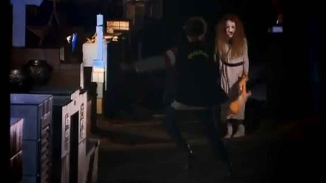 Caméra cachée  : Le fantôme d'une fillette hante un cimetière et terrorise les gardiens