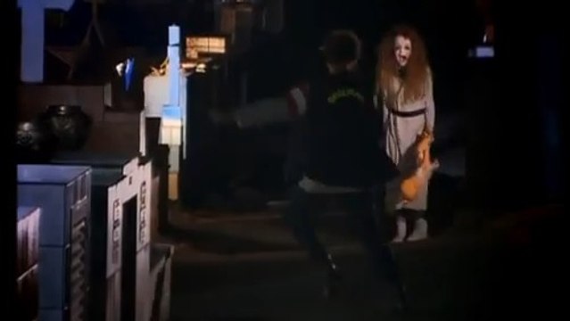 Caméra cachée : Le fantôme d'une fillette hante un cimetière et terrorise les gardiens