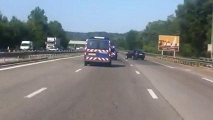 Sur l'autoroute, une voiture fait des zigzags et perturbe la circulation