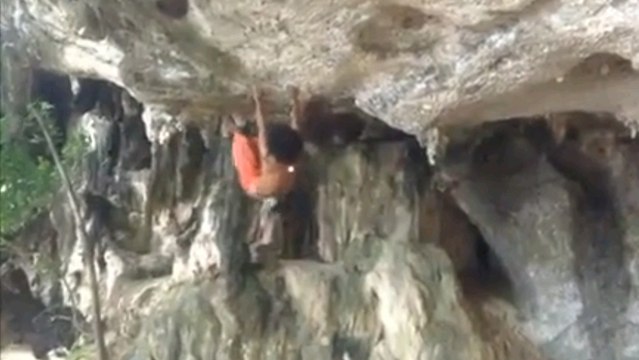 Monkey Man : il défie les lois de la gravité en escaladant des rochers à mains nues