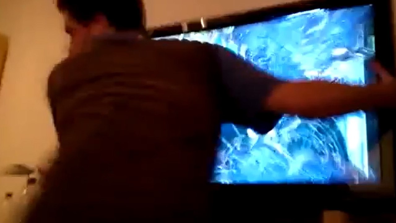 FIFA 14 : Enervé, un joueur frappe sa télé jusqu'à l'exploser