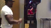 Francis Ngannou teste sa puissance sur la punching machine !