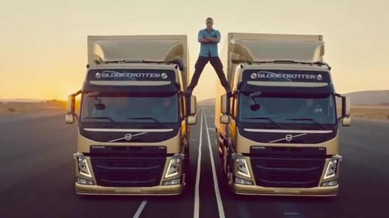 Jean-Claude Van Damme fait le grand écart entre deux camions en marche arrière !