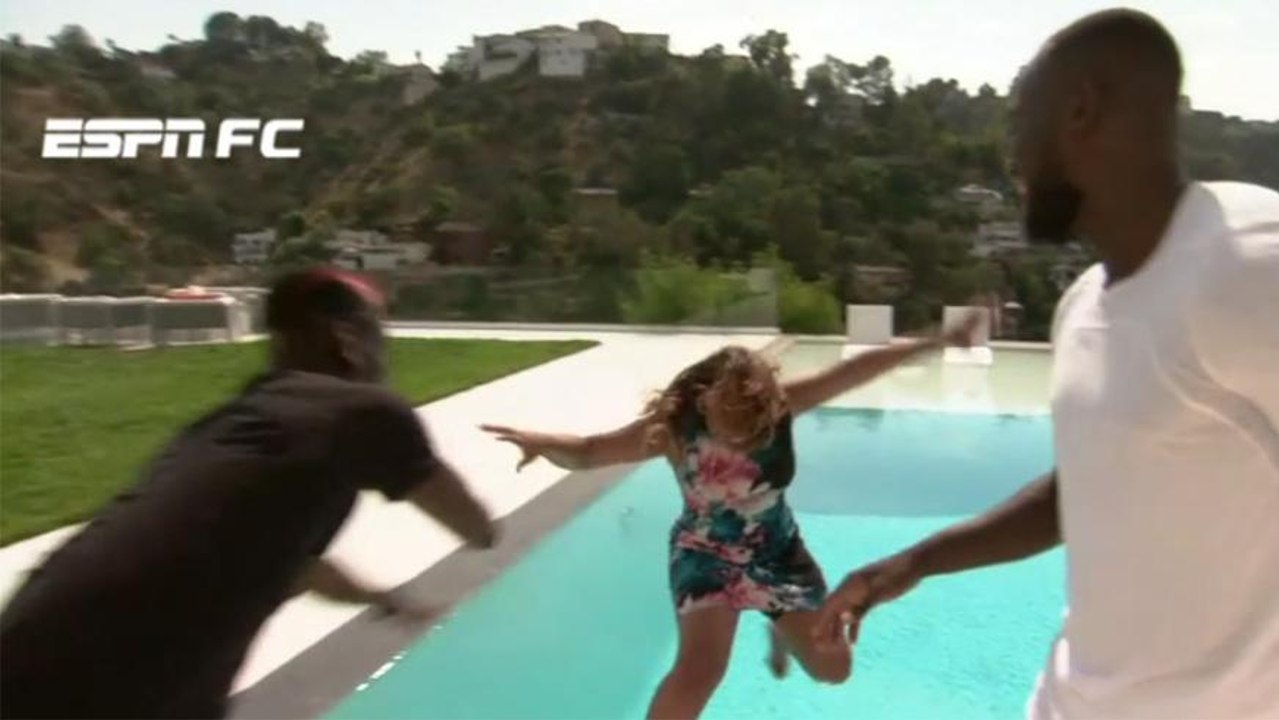 Paul Pogba pousse une journaliste dans la piscine en pleine interview avec Lukaku