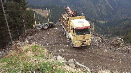 Près d'un précipice, un camion fait un demi-tour et manque de tomber de la falaise