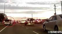 Australie : Fou de colère après un accident, un homme saute sur toutes les voitures