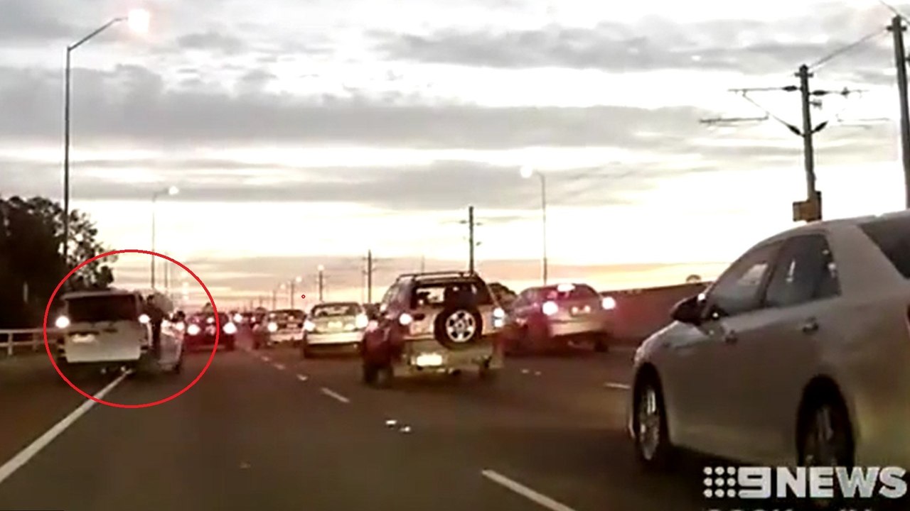 Australie : Fou de colère après un accident, un homme saute sur toutes les voitures