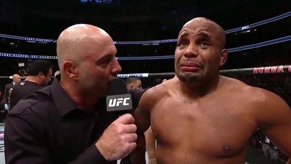 Les images très dures de Daniel Cormier après sa défaite, inconsolable en pleine interview