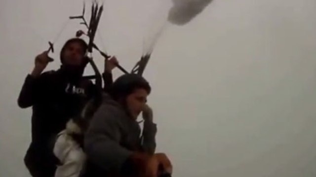 Pris de panique dans les nuages, un moniteur de parapente récite un Avé Maria