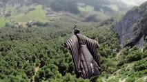 Wingsuit : Découvrez le magnifique vol de Jeb Corliss dans les Alpes suisses