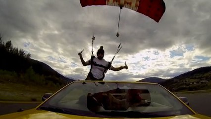 Après avoir sauté en parachute, Katie Hansen atterrit dans une voiture en marche