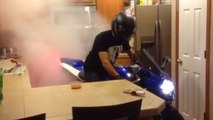 Il réalise un burn avec sa moto dans la cuisine