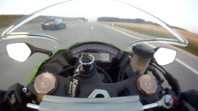Une Kawasaki Ninja dépassée par une Audi RS6 lancée à 300 km/h sur une autoroute allemande