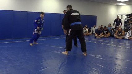 Un spécialiste de jiu-jitsu de petit gabarit affronte un lutteur géant et poids lourd