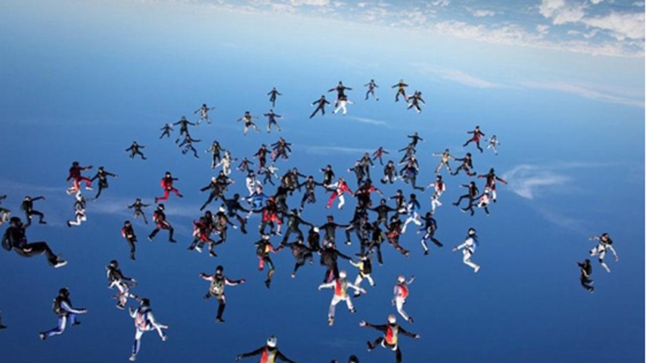 Freefly : 100 personnes tentent de battre le record de la plus grande chaine humaine en chute libre