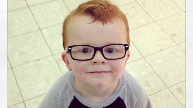 Complexé par ses lunettes, Noah Fisher fait le buzz sur Facebook