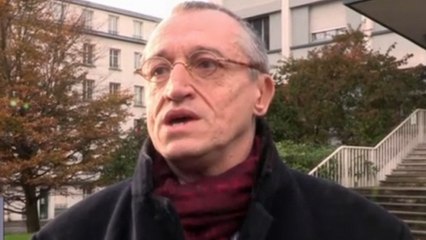 Le Supplément : le recruteur du FN Paul-Marie Coûteaux ment à la caméra... et oublie son micro