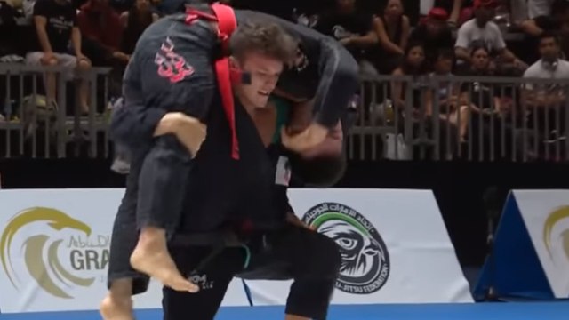 Alexandre Vieira signe l'un des plus beaux étranglements de l'histoire du jiu-jitsu