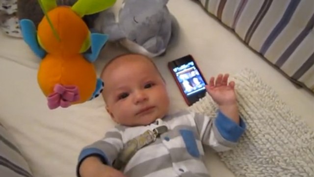 Ce bébé agité se calme dès qu’il entend la musique de Star Wars !