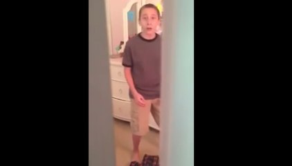 Sa sœur le filme en cachette alors qu'il danse sur du Britney Spears