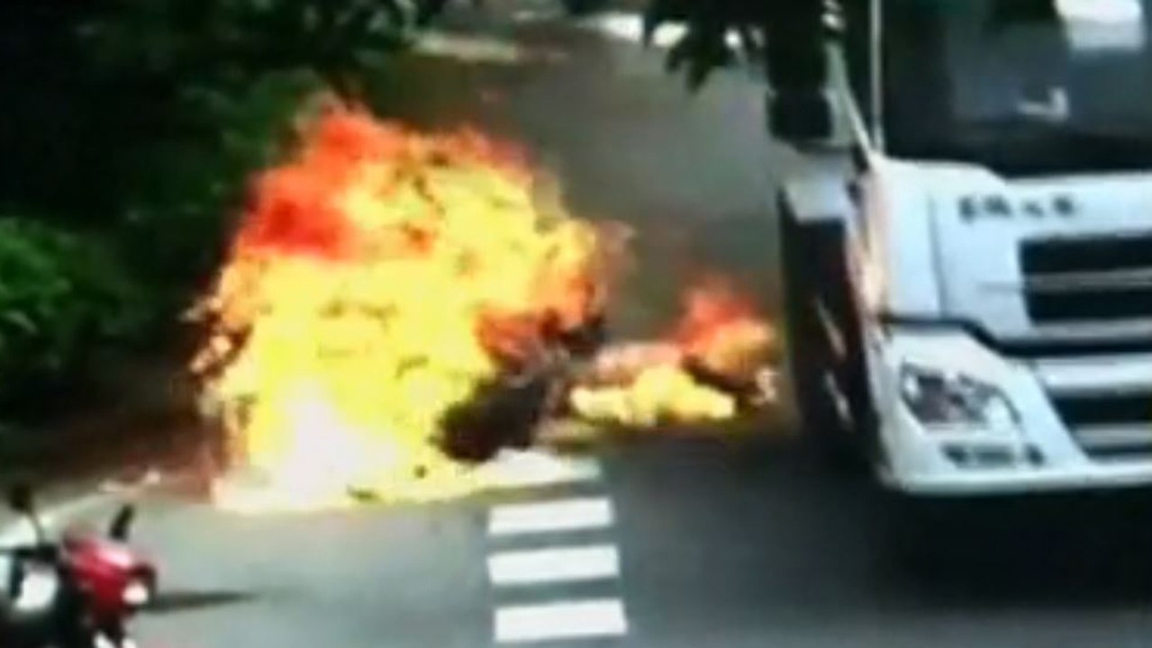 Elle prend feu après un accident de moto spectaculaire avec un camion