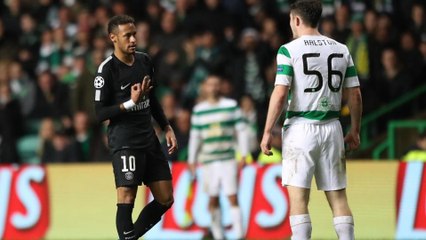 Neymar et Anthony Ralston s'embrouillent lors de Celtic Glasgow - PSG