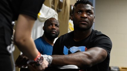 Francis Ngannou réalise un entraînement physique par poids du corps de folie !