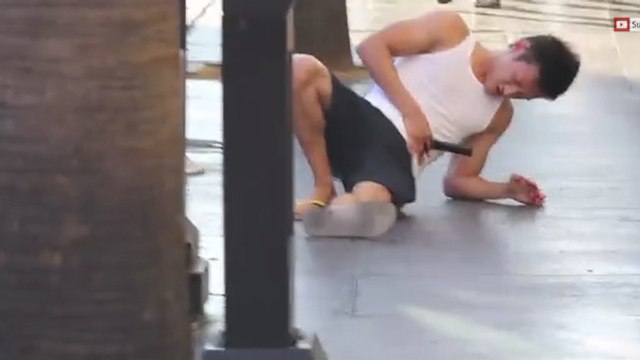 Caméra cachée : Il fait croire aux passants qu'il se fait poignarder pour voir leurs réactions