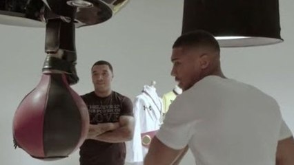 Anthony Joshua relève le défi de son partenaire d'entraînement à la punching machine