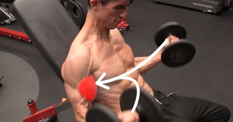 Vous pouvez obtenir de plus gros biceps en soulevant des poids légers !