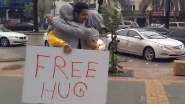 Arabie Saoudite : Ils sont arrêtés pour avoir proposé des câlins gratuits aux touristes