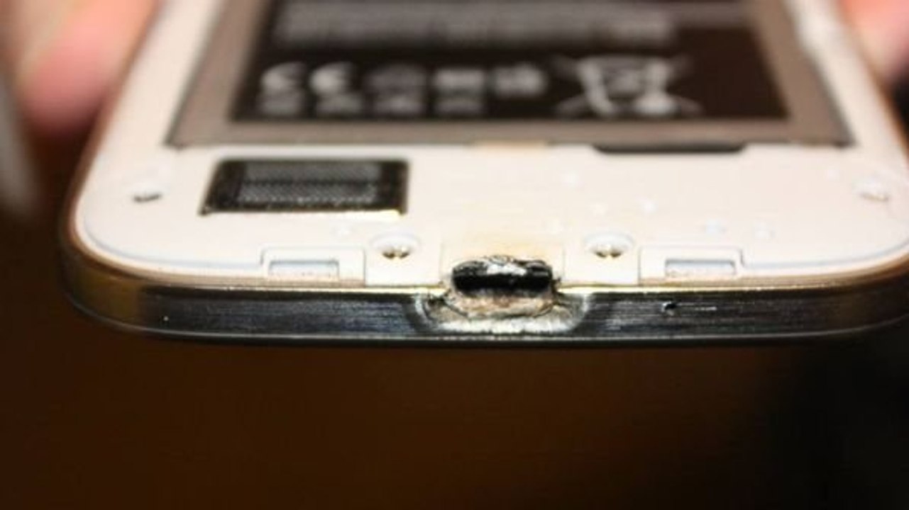 Samsung fait polémique en tentant de censurer la vidéo d'un client montrant son Galaxy S4 après avoir pris feu