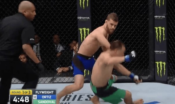 Dustin Ortiz met KO Hector Sandoval, le plus rapide de l'histoire des poids mouches