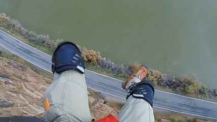 Base jump : Thayer Healey frôle la mort dans une chute filmée en caméra embarquée