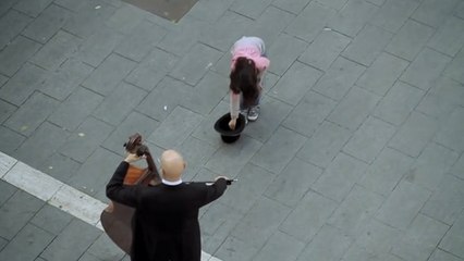 Elle donne une pièce à un musicien dans la rue et voit débarquer tout un orchestre