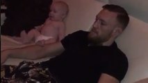 Conor McGregor et son fils devant un combat de MMA
