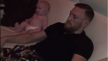 Conor McGregor et son fils devant un combat de MMA